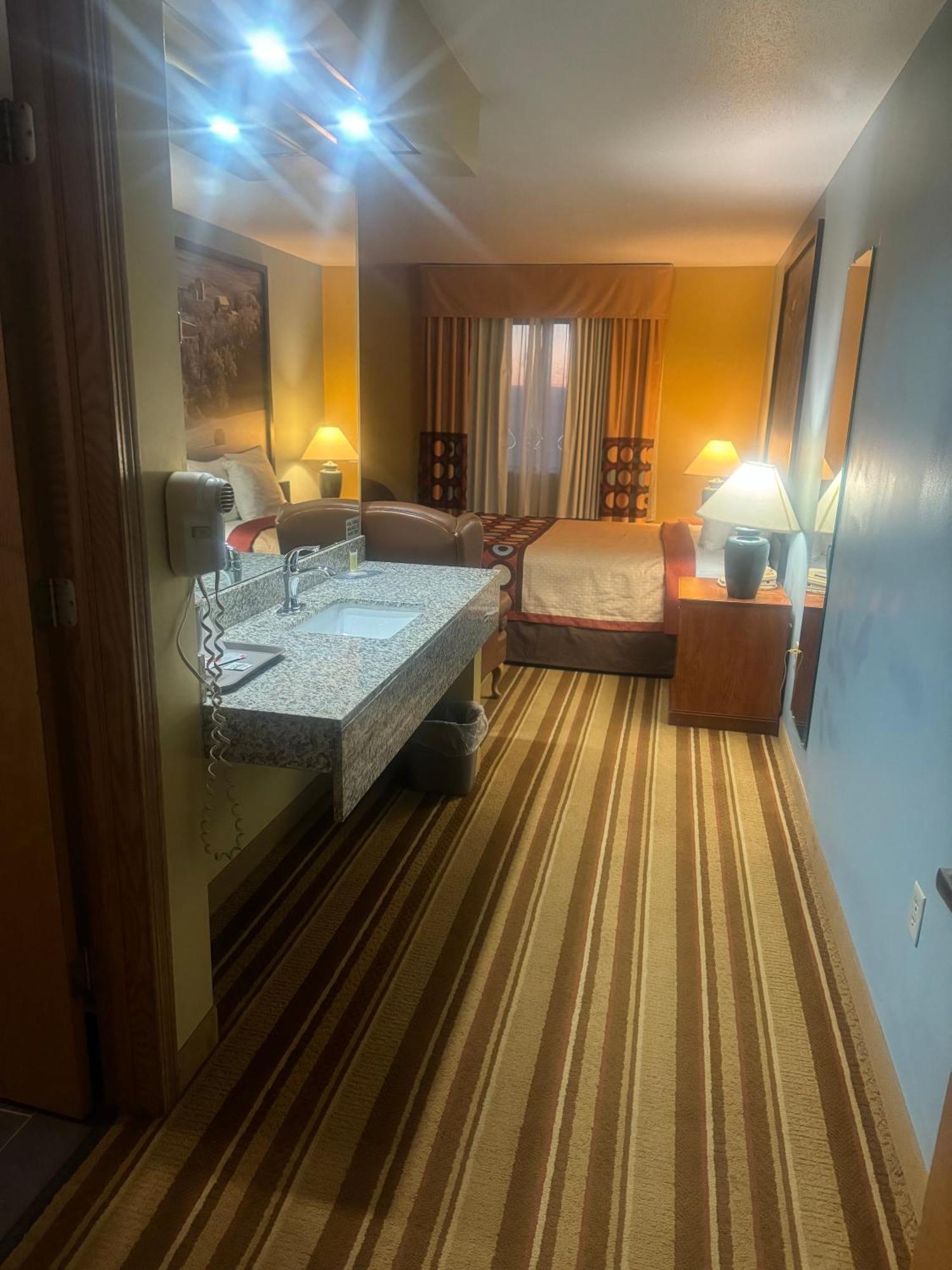 Super 8 By Wyndham Sparta מראה חיצוני תמונה